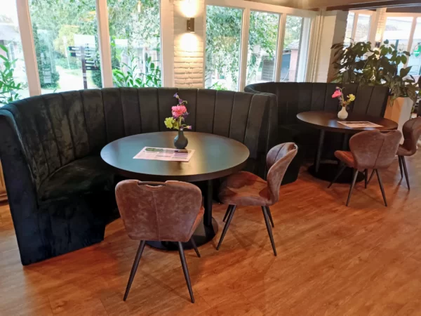 Ronde horeca banken, horeca tafels en horeca stoelen Golfclub